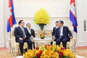 河內市委書記黃忠海（左）拜訪柬埔寨總理洪森。（圖源：互聯網）