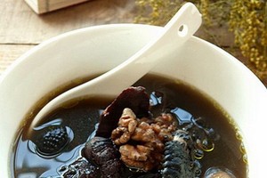 首烏核桃烏雞湯。（圖源：互聯網）