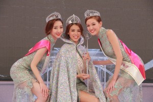 亞軍1號何依婷（左起）、冠軍5號雷莊兒及季軍4號黃瑋琦。