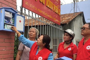 第八郡紅十字會在范世顯街道上安裝緊急醫療箱。（圖源：玉清）