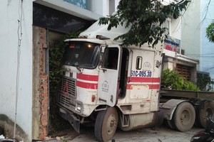 集裝箱車衝進民房，所幸沒造成人命傷亡。（圖源：H.Tâm）