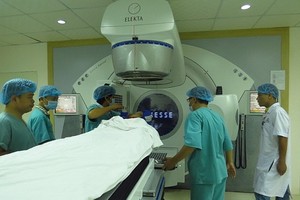 順化市中央醫院腫瘤中心醫生們在為癌症少兒患者放射治療。（圖源：順化市中央醫院）