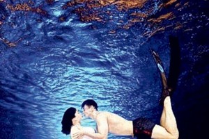 鍾麗緹與老公在水中浪漫擁吻。（圖源：互聯網）