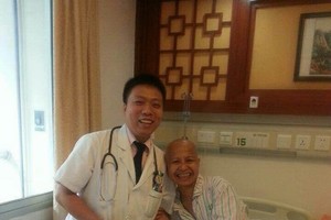 乳癌患者三達夢與醫生合照。