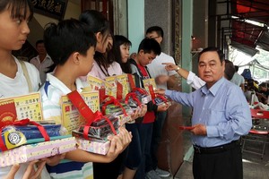 許永成常值副理事長頒獎給宗親子弟。