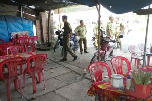 市場管理部門對引發輿論紛紛事件的6碟飯要價120萬元之食肆進行檢查。（圖源：見聞）