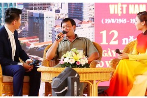 陳惠鴻（中）在2017年“街坊模範”推崇儀式上交流。