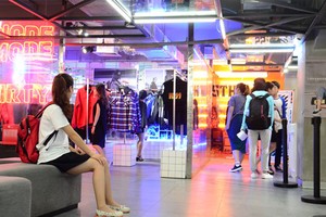 本市年輕人青睞的“地下層購物區”。