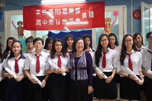 禮文華文中心校委、老師與畢業生合照。