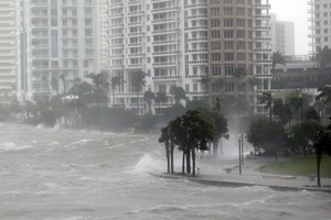 颶風「厄瑪」帶來暴雨巨浪。（圖源：AP）