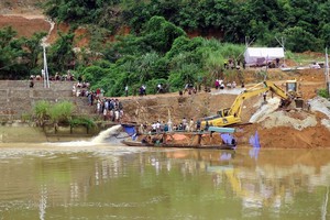 救援力量在搜尋失蹤工人。（圖源：互聯網）
