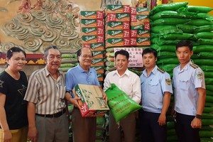 溫陵會館理事將禮物轉交給坊人委會代表。