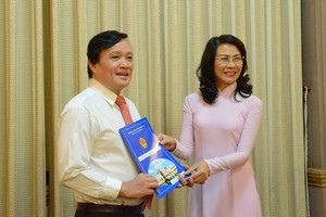 市人委會副主席阮氏秋向馮功勇同志頒授市人委會的《決定》。（圖源：Ph.Anh）