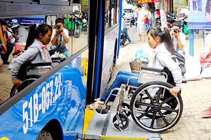 殘疾人士乘公交車不用買票。