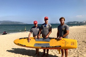 澳大利亞昆士蘭沖浪救生培訓學院院長和兩名高級救援教練負責為期10天的海上救援深造培訓課程。（圖源：互聯網）