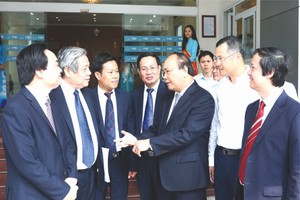 政府總理阮春福與河內國立大學領導及骨幹幹部交談。（圖源：越通社）