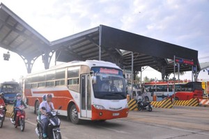 數十名司機昨(12)日繼續用零錢支付同奈省展邦縣中和鄉邊和市繞道公路收費站的過路費，導致1號國道交通癱瘓，迫使收費站放行。（圖源：互聯網）