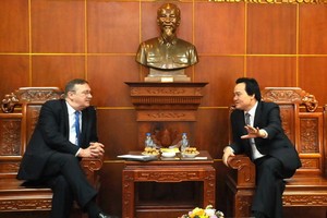 教育與培訓部長馮春迓(右)接見匈牙利共和國駐越南特命全權大使奧利‧喬鮑(Öry Csaba)。（圖源：伯海）