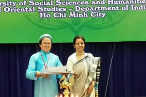 印度總領事(右)贈送各種書籍共500本。