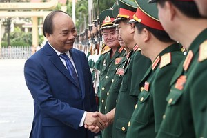 政府總理阮春福與學院幹部握手問候。（圖源：互聯網）