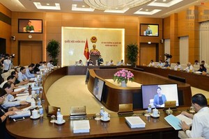 國會常務委員會昨(13)日上午繼續第14次會議議程之現場。（圖源：Quochoi.vn）