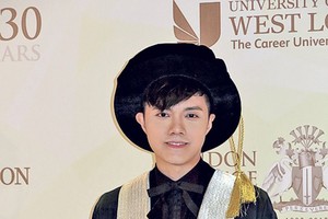 穿上畢業袍的張敬軒前晚獲頒榮譽碩士。（圖源：楊安莉）