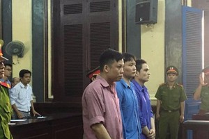 三名被告站在被告席上聽宣判。（圖源：黃燕）