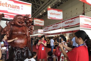 中國消費者喜愛越南紅木傢具和工藝品。