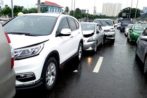 圖為該起交通事故現場，導致4輛汽車頭及尾部嚴重損壞，汽車內1人受傷，須送往醫院急救。（圖源：柯林）