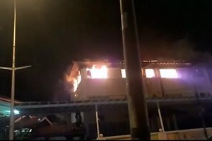 起火時，路上有燒焦味飄散。（圖源：互聯網）