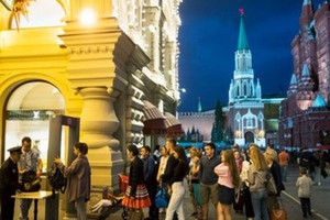 莫斯科紅場接受安檢的人群。（圖源：互聯網）