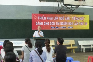 穗城會館理事長盧耀南在開課儀式上致詞。