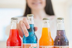 越南酒類與飲料協會(VBA) 主席阮文越表示，預計汽水的增值稅從10%上調至12%，特別消費稅為10%，以對食糖的增值稅從5%上調至6%等，這將對該行業企業造成重大影響。（示意圖源：互聯網）