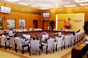 第十四屆國會常務委員會第14次會議昨(14)日下午繼續在會場工作，並對《網絡安全法》草案提意見。（圖源：阮民/越通社）