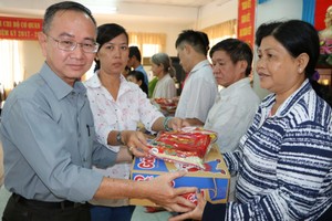 本報編輯部主任范興及工會副主席陳月寶向 平新郡華人贈送禮物。