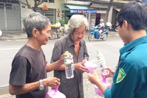 第三坊民兵向窮人發送免費飯餐。