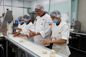 高肇力烘焙師（右二）在研製新口感月餅。