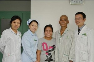 巴紐所夫婦和醫護人員合影。