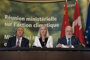 加拿大環境部長麥克納（中）會議後向傳媒講話。（圖源：AFP）