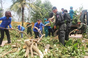共青團員、部隊與老師一起打掃乂安爐門市宜海小學校園。