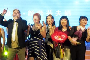 蔡榮（左一）將與歌友們同台高歌。
