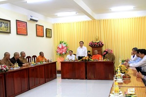 越南祖國陣線中央委員會主席陳清敏探訪芹苴市佛教理事委員會。（圖源：互聯網）