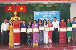 第六郡婦女會向得獎者頒獎。