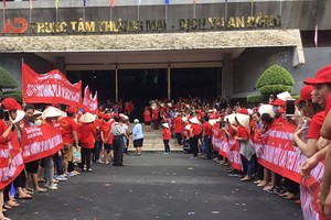 數百名第五郡安東市場商販昨(19)日上午一起罷市。（圖源：元娥）