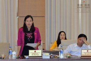 國會司法委員會主任黎氏娥(左)在審查政府有關今年肅貪工作報告時表示，審查機關認同政府就貪腐行為揭發、處理工作所取得的各項結果的評價。（圖源：越南國會）