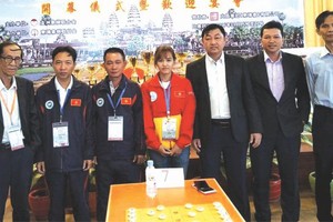 華人棋手范啟源（右一）與我國棋隊合照。