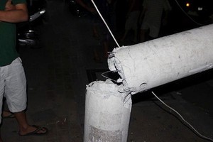 馬路邊的電燈柱被集裝箱車拉倒。（示意圖源：互聯網）