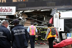 9月18日，在美國紐約市法拉盛地區，救援人員在車禍現場救援。(圖源：新華網)