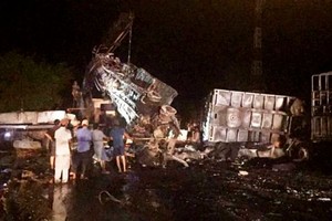 阿鍾殺害妻子後騎摩托車撞上卡車自殺，造成2卡車起火燃燒。（圖源：互聯網）