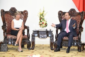 政府總理阮春福(右)接見西班牙大使瑪麗亞‧傑蘇斯‧洛佩斯帕洛普。（資料圖源：VGP）